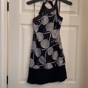 Cache sequence black and white above knee dress